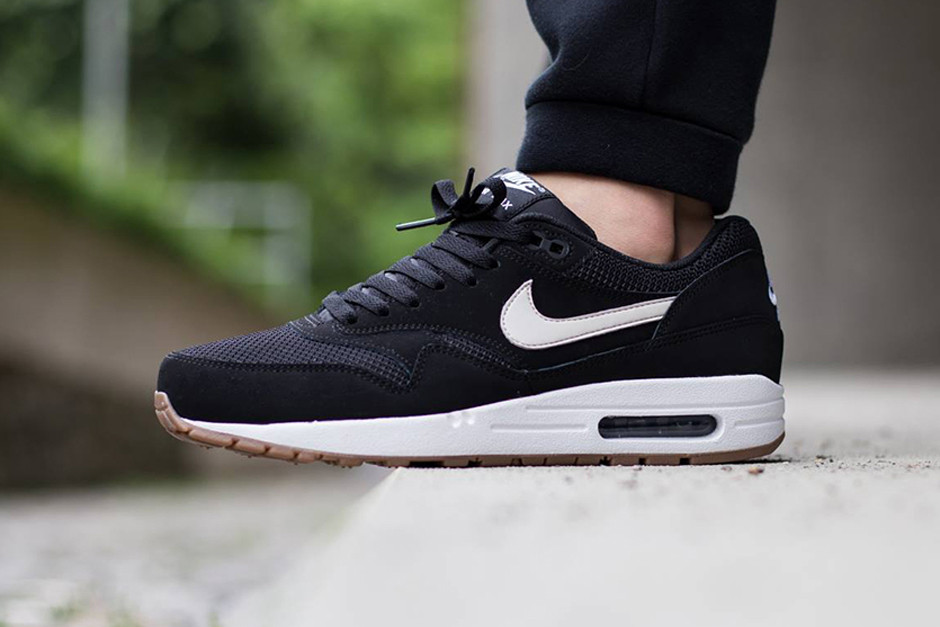 nike air essential