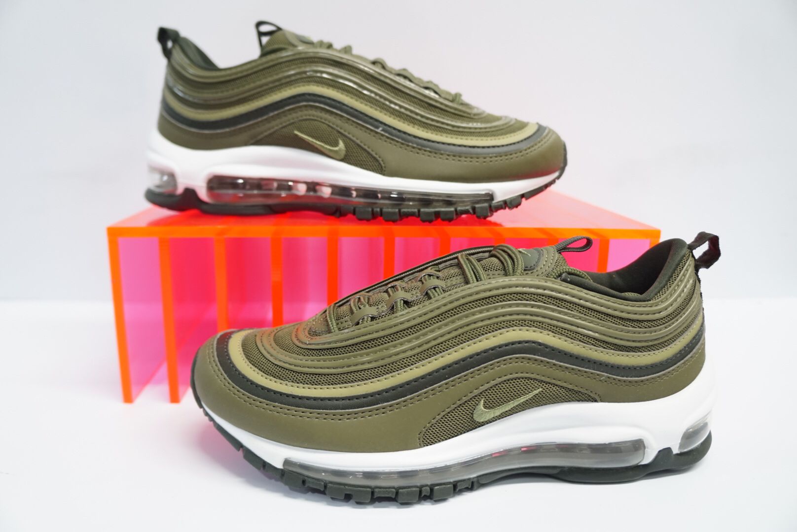 nike olive green air max
