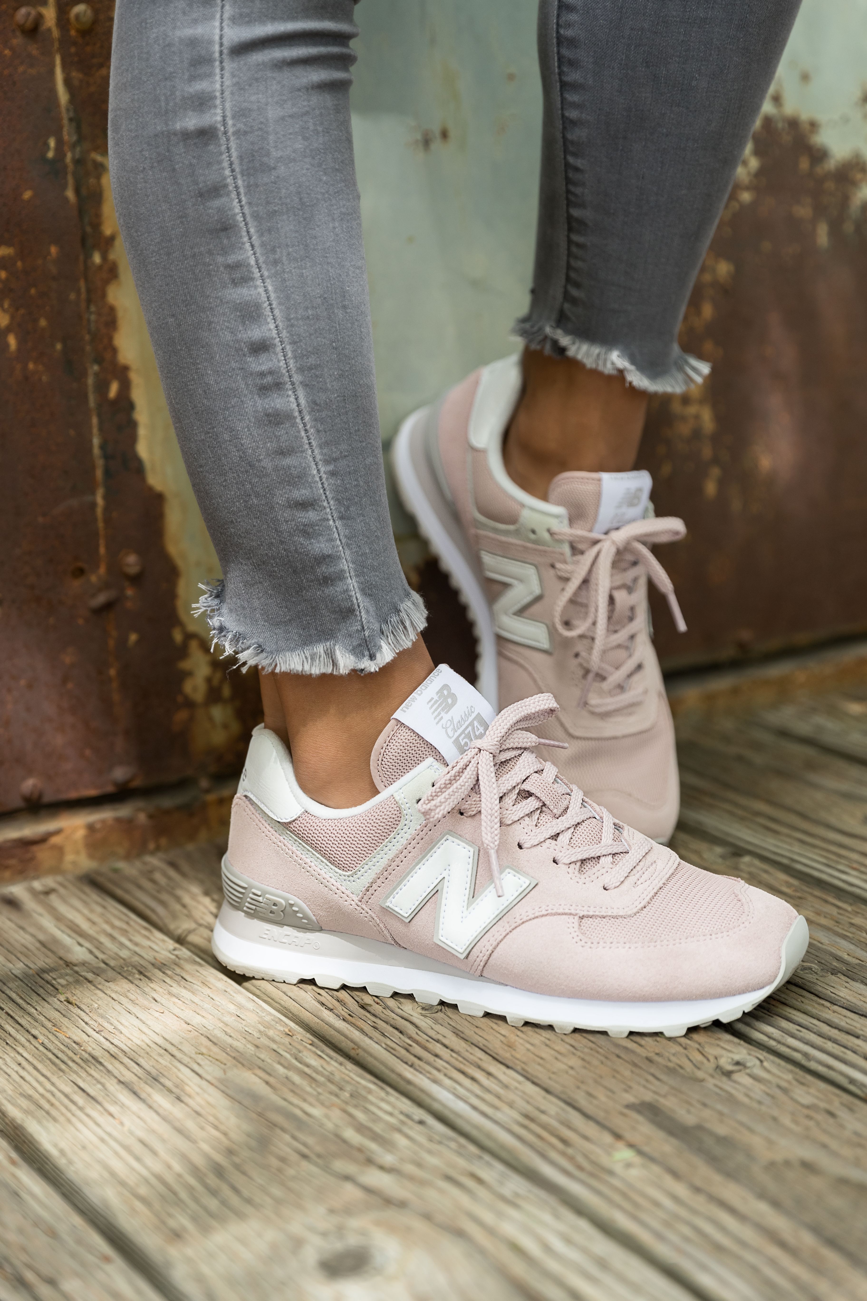Tennis shoes outfit, Sneakers fashion 