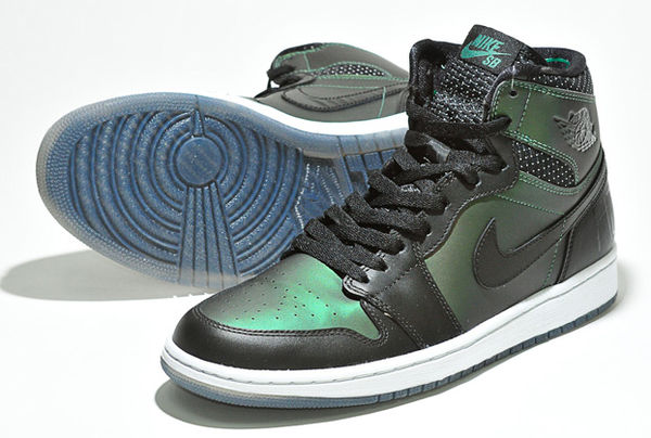 Serpent-Inspired Skate Shoes : nike SB 
